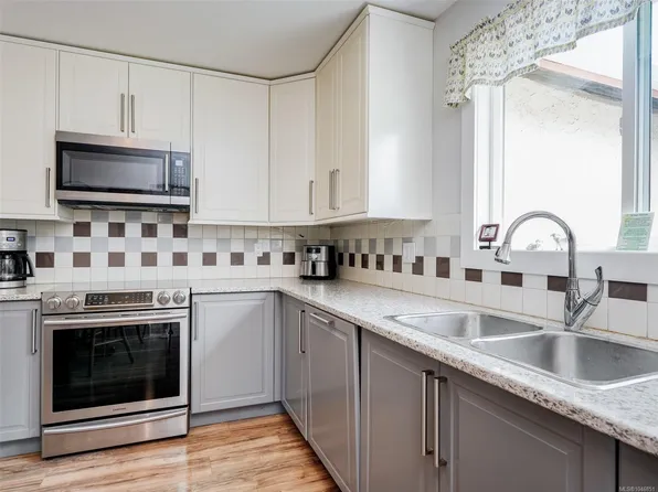 3960 Arlene Pl, Saanich, BC V8Z 6H9