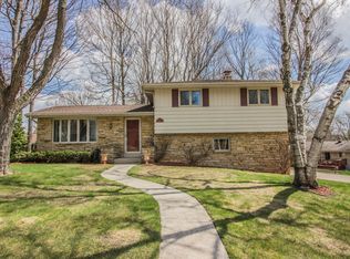 1513 Woodridge Rd, West Bend, WI 53095