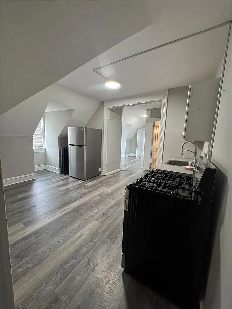 1 bed, 1.0 bath, 631 sqft, $1,000 — Photo 2