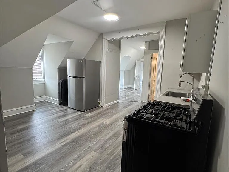 83 Dana St — Photo 2