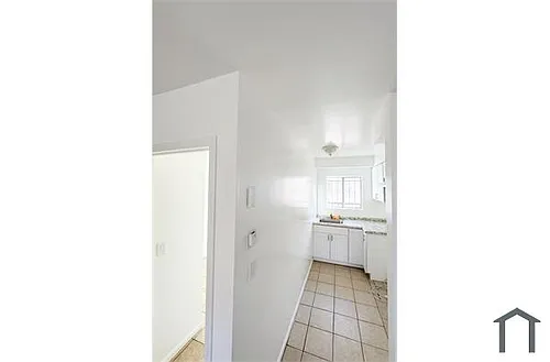2672 S Redondo Blvd #3 Photo 1