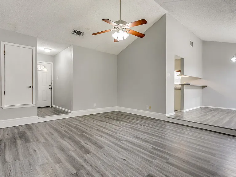 13226 Chesterton Dr — Photo 8