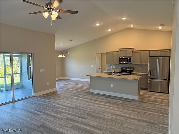 3rd image of 809 Poinsettia Ave