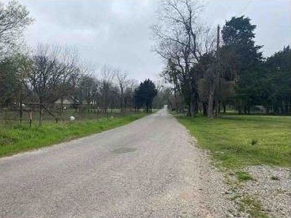 Exterior Neighborhood (street photo)