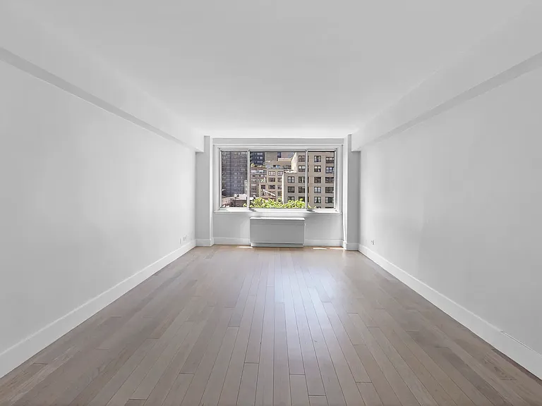 340 E 51st St #8A — Photo 1