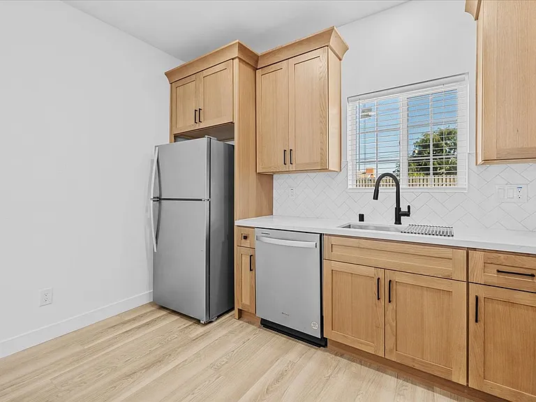 3884 Alsace Ave — Photo 8
