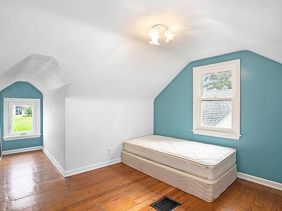 3rd image of 82 W 26th St