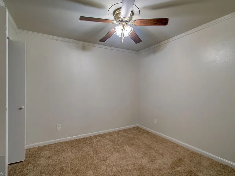 1021 Willow Dr — Photo 11