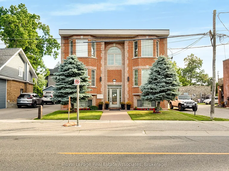 48 Mississauga Rd N #1 — Photo 1