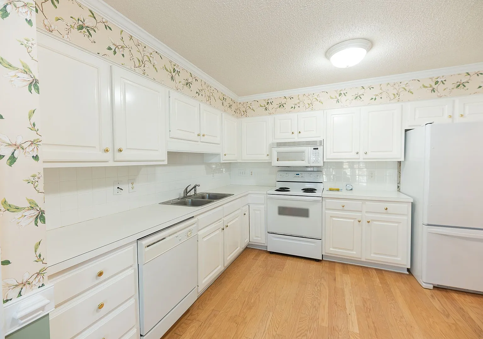 Charming 3BR Townhome with Sunroom, Pool & Tennis Courts — Photo 4