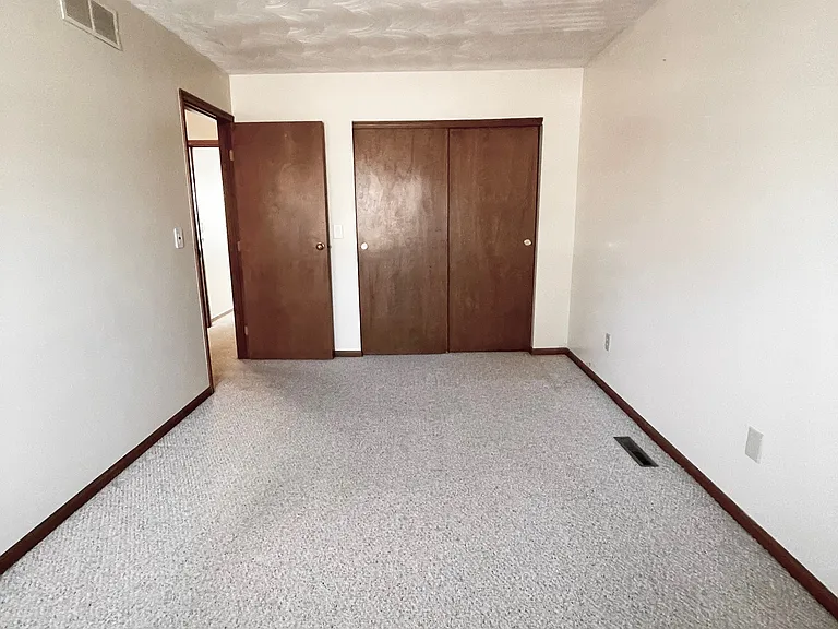 373 E North St — Photo 23