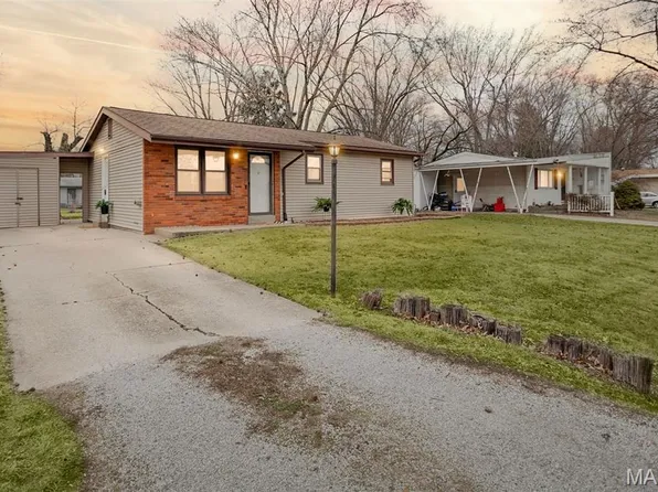 1106 Helvetia Dr, Highland, IL 62249