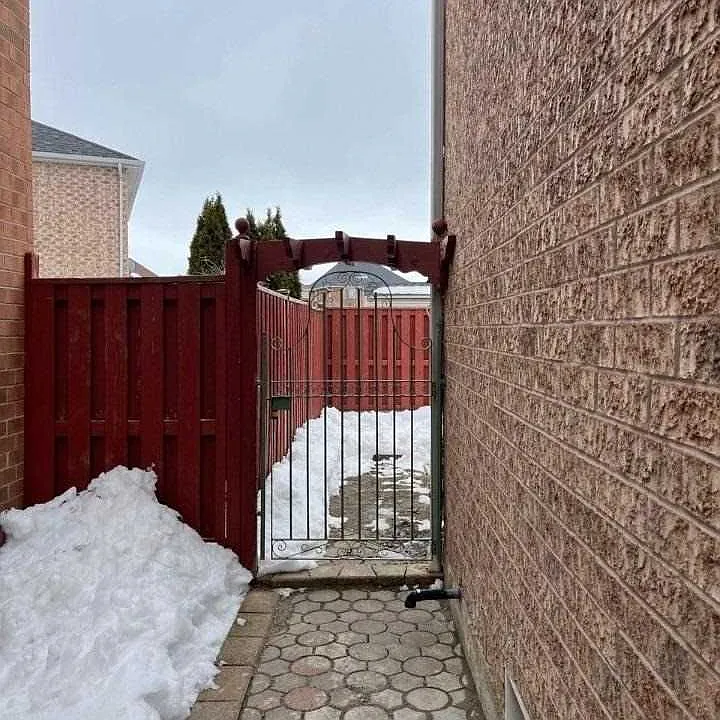 82 Ferncroft Pl E