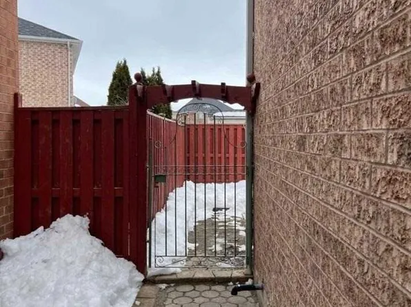 82 Ferncroft Pl E, Brampton, ON L7A 2Z6