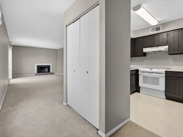 Woodhue Apartments, 5701 W Ridgecrest Dr #Ee1d08854, Peoria, IL 61615