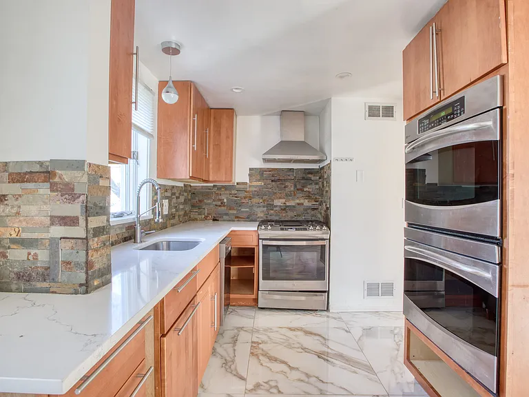 24 Hollow Wood Ln #1 — Photo 8