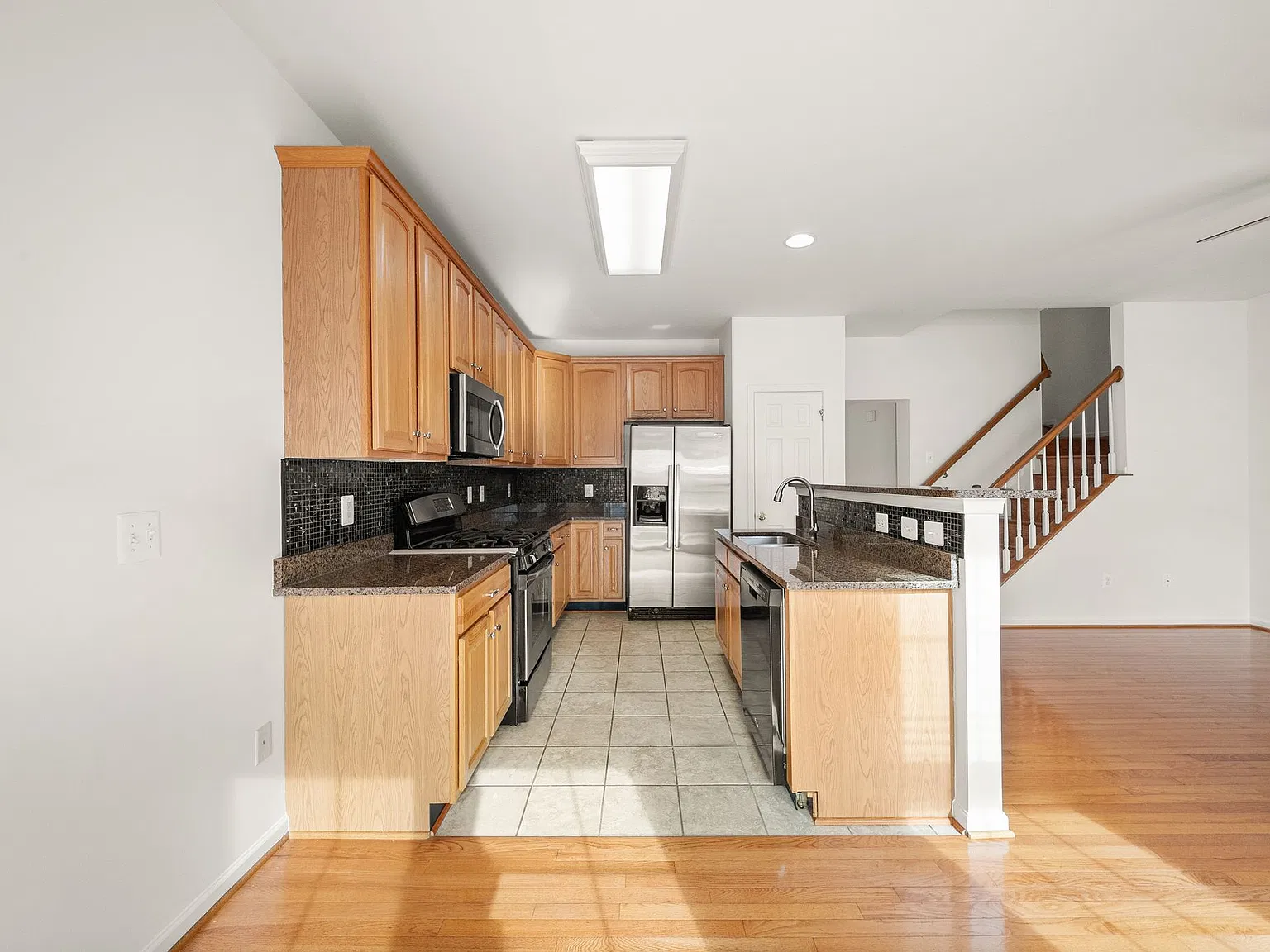 3 bed, 2301 sqft, $3,200 — Photo 4