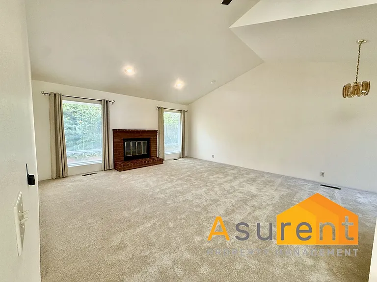 2976 Grizzly Dr — Photo 3