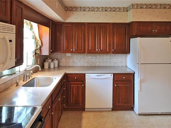 3rd image of 3128 Easthill Dr