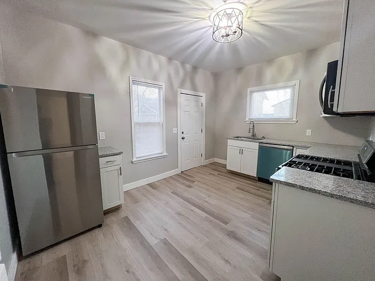 154-156 Leighton Ave — Photo 10