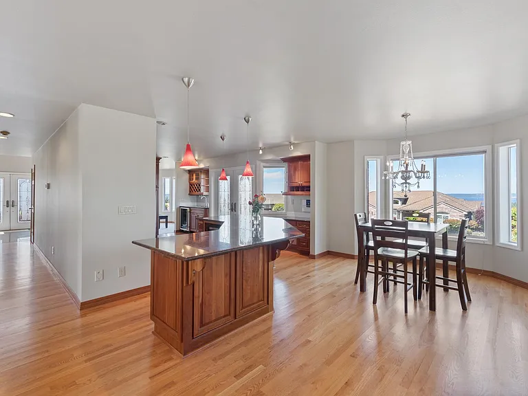 1920 Parkview Dr NE — Photo 11
