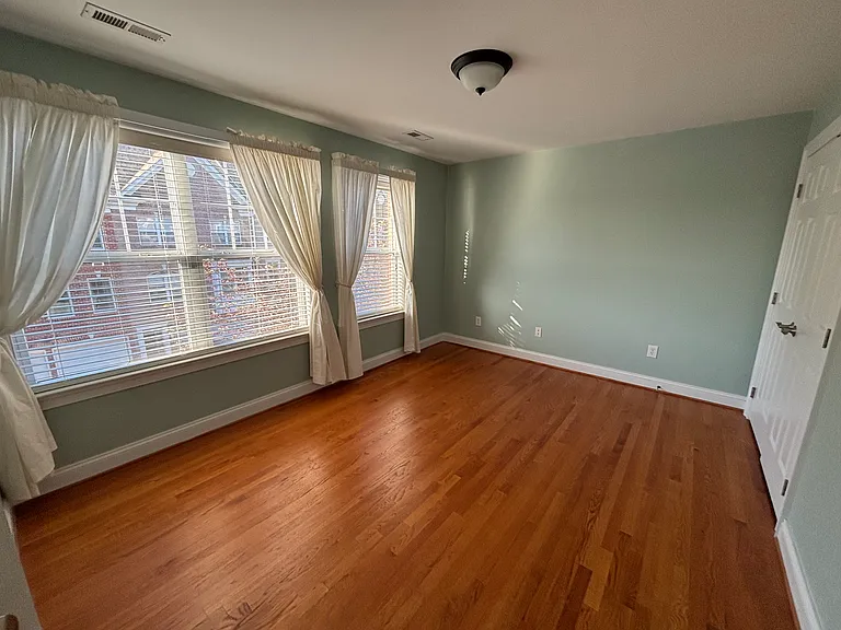 1045 Glenwood Station Ln — Photo 23