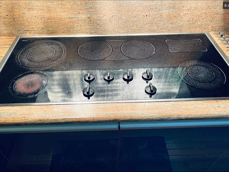 Easy-to-clean glass cooktop.
