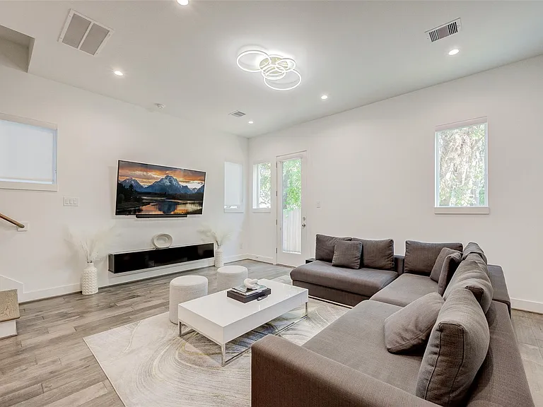 5839 Dolores St — Photo 1