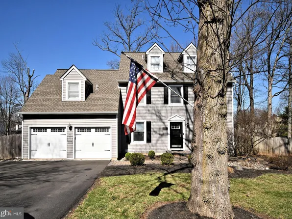 211 Pioneer Dr, Lansdale, PA 19446