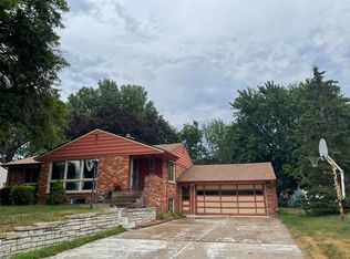 2072 Fry St, Roseville, MN 55113
