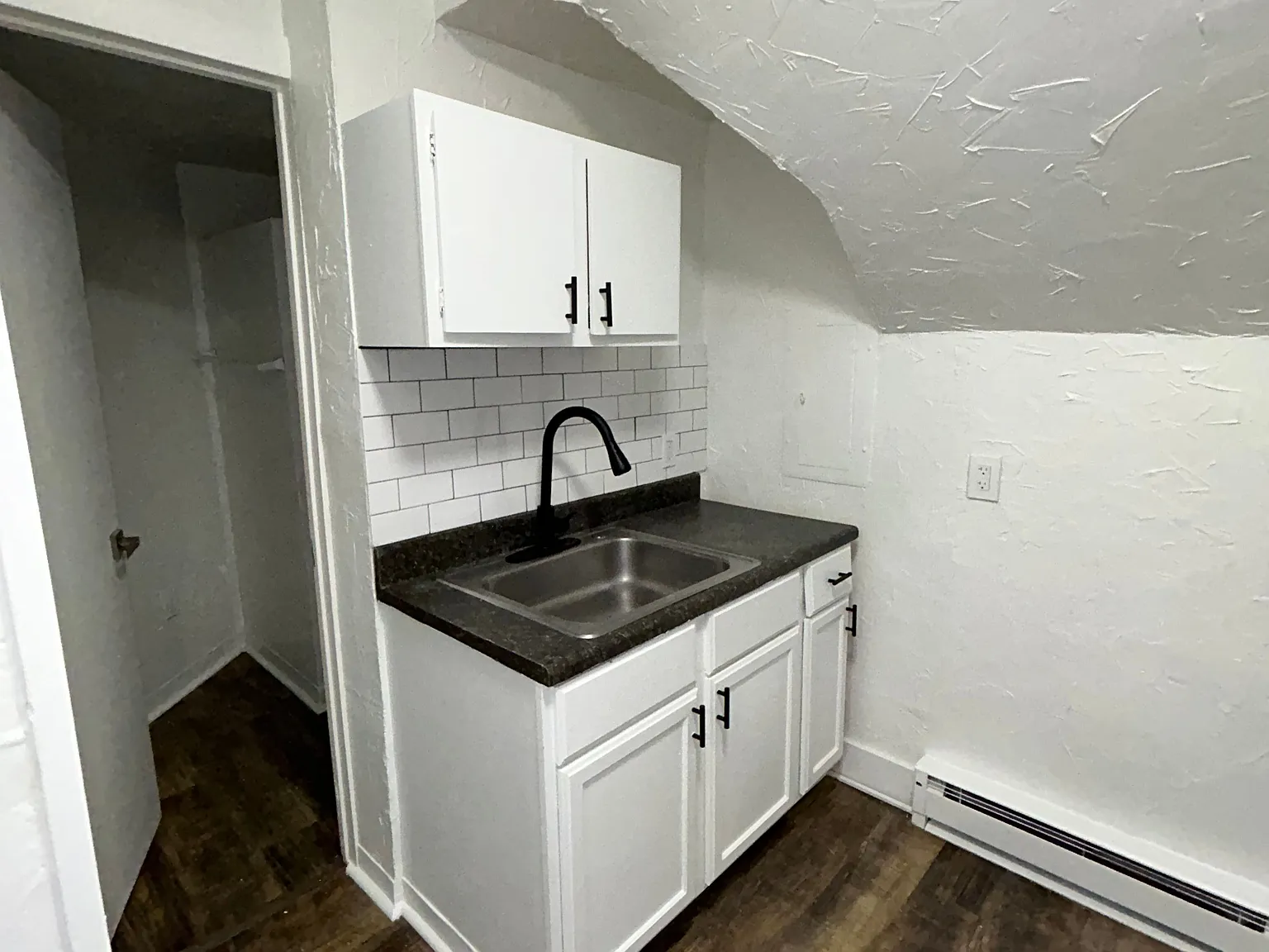 Studio, 1.0 bath, $950 — Photo 4