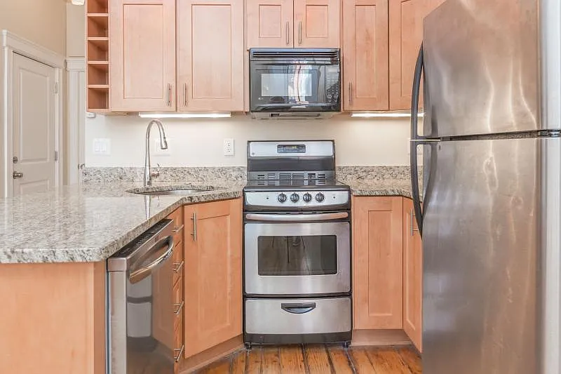 2 bed, 650 sqft, $3,600 — Photo 2