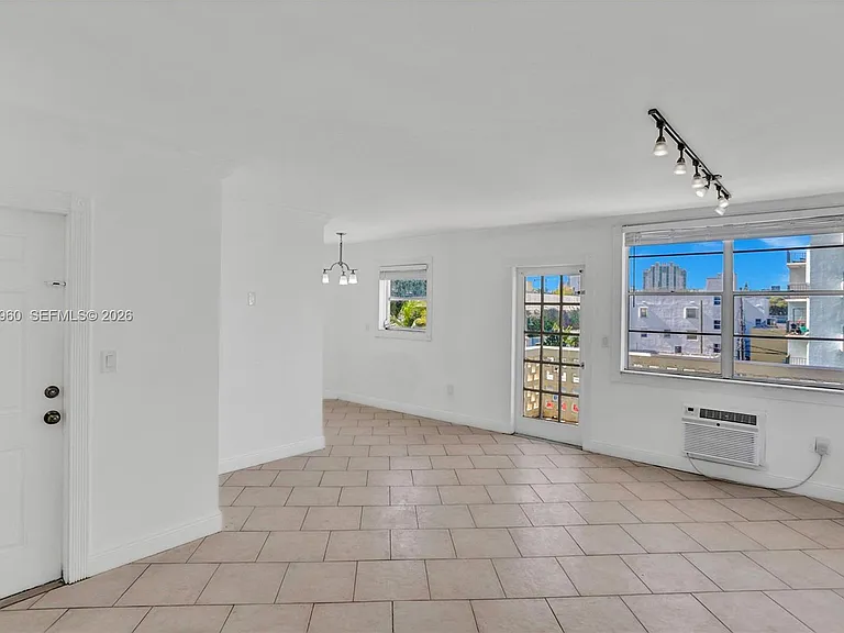 713 Collins Ave #42 — Photo 17