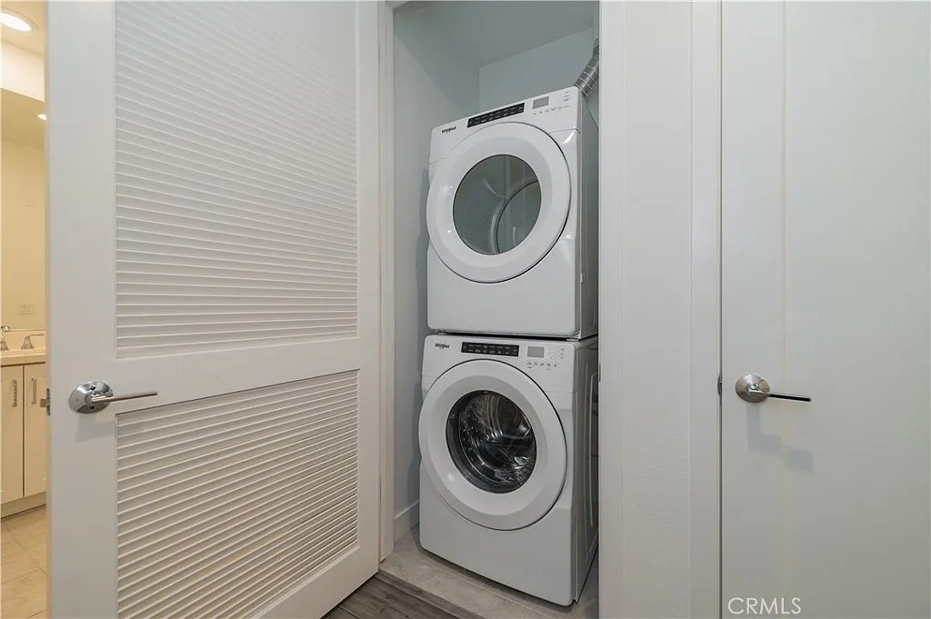 2 bed, 2.5 bath, 1821 sqft, $5,800 — Photo 4