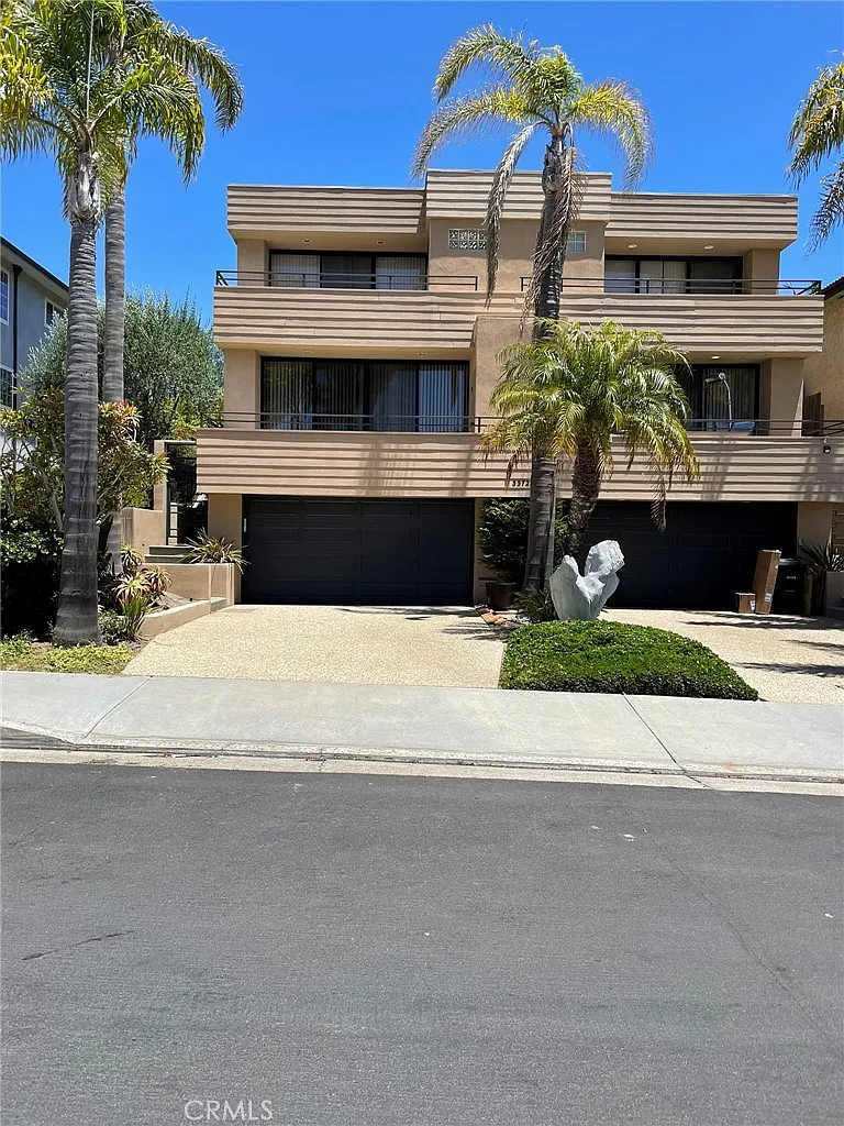 2 bed, 2.5 bath, 1600 sqft, $5,400 — Photo 1