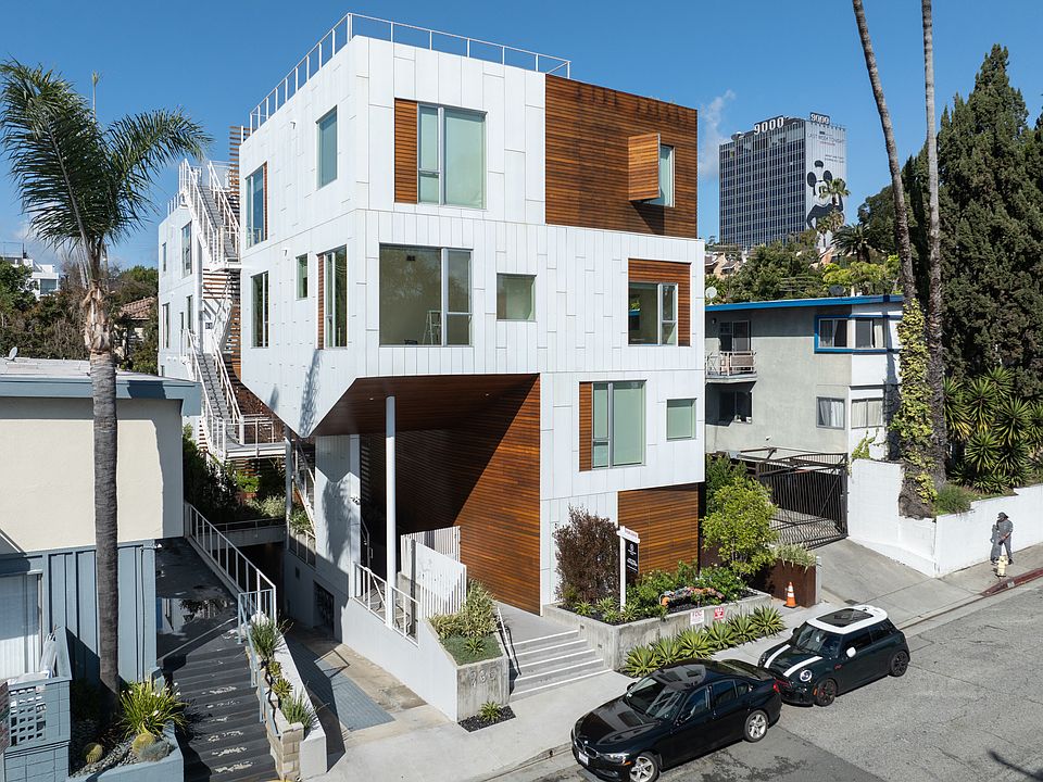 1st image of 935 N San Vicente Blvd Unit 4