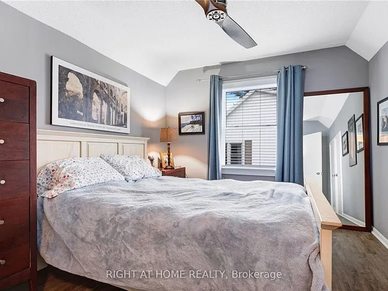 529 Simcoe St — Photo 17