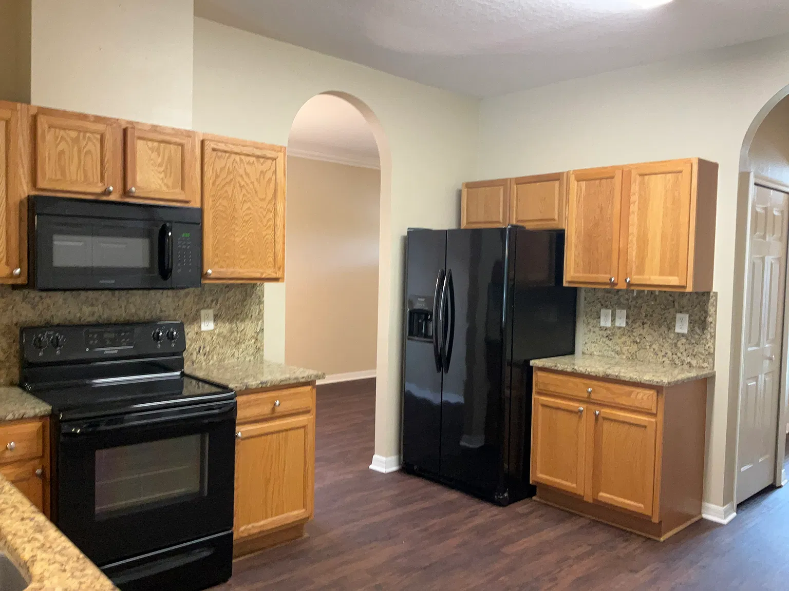 5 bed, 3.0 bath, 2250 sqft, $2,865 — Photo 2