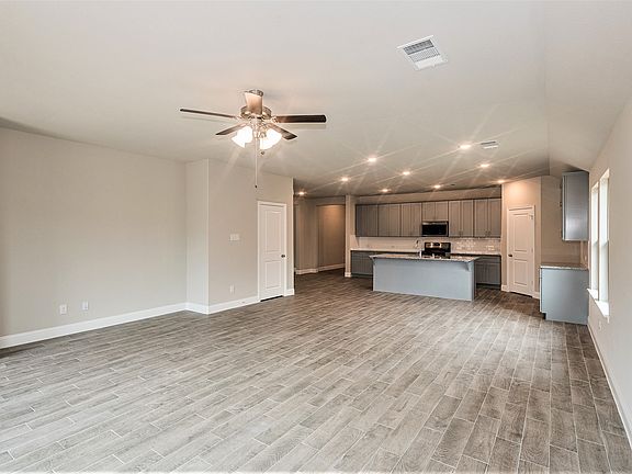 3rd image of 6001 Horsetail Dr