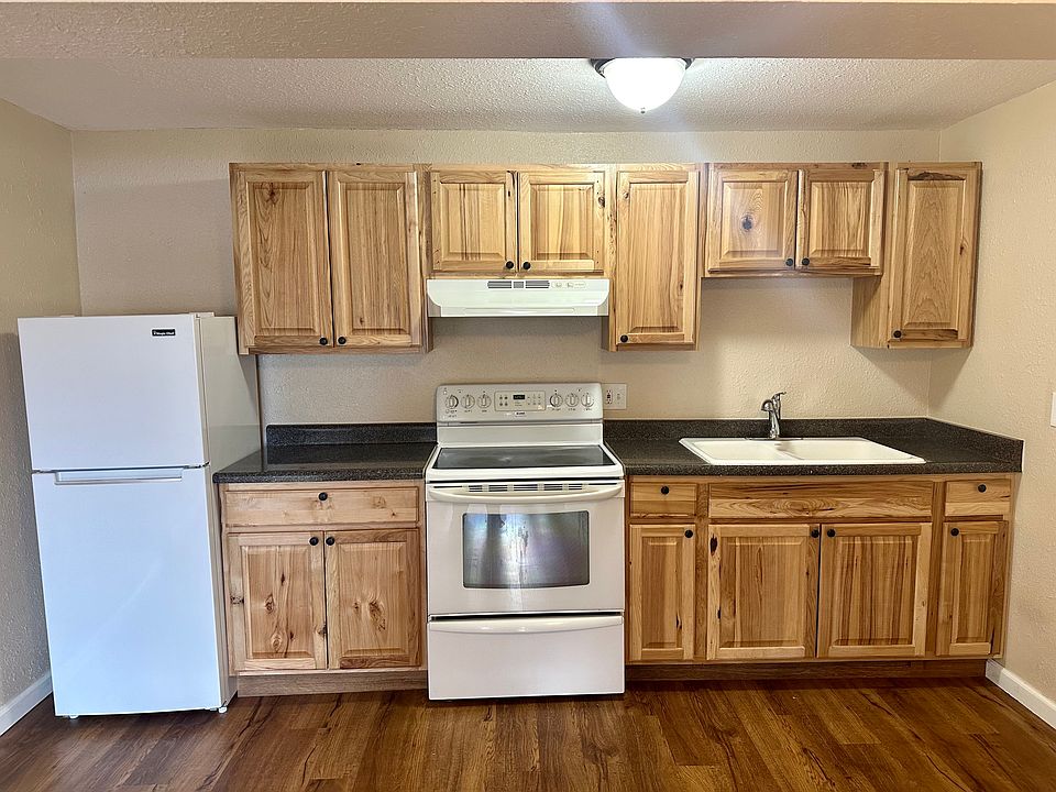 Experience the warmth of this inviting kitchen, perfect for home cooking. Experience the warmth of this inviting kitchen, perfect for home cooking.