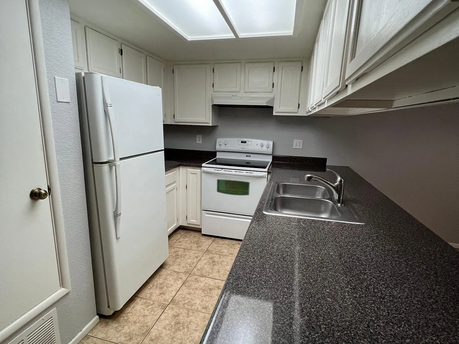 2 bed, 1022 sqft, $1,600 — Photo 4