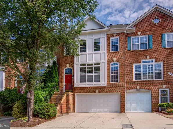 1982 Logan Manor Dr, Reston, VA 20190