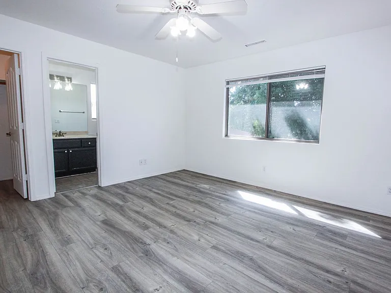 4266 N Saratoga Dr — Photo 12