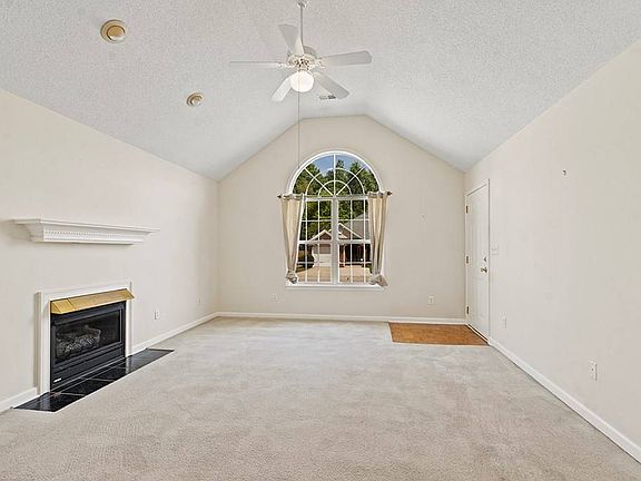3rd image of 119 Pin Oak Dr