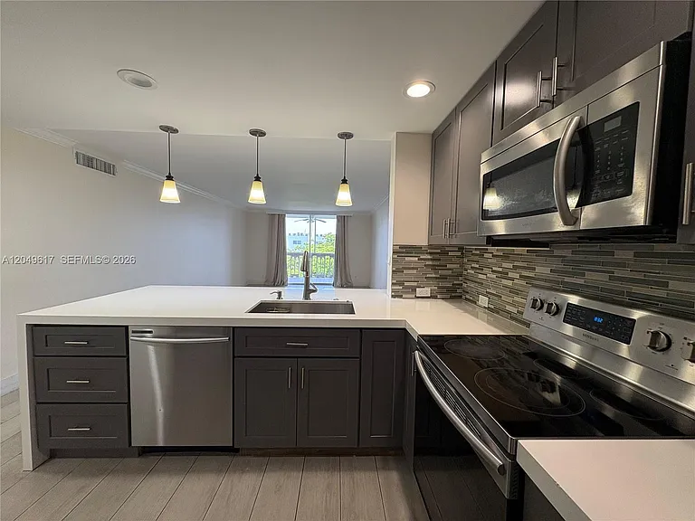 900 NE 12th Ave #703 — Photo 2