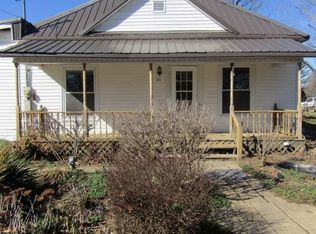 113 N McDyby St, Buckner, IL 62819