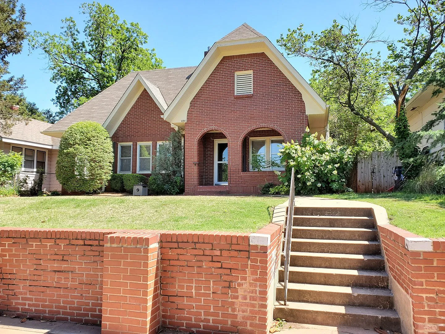 Great 2-Story, 2 Bedroom & 2 Bathroom Available Now in Mesta Park! — Photo 1