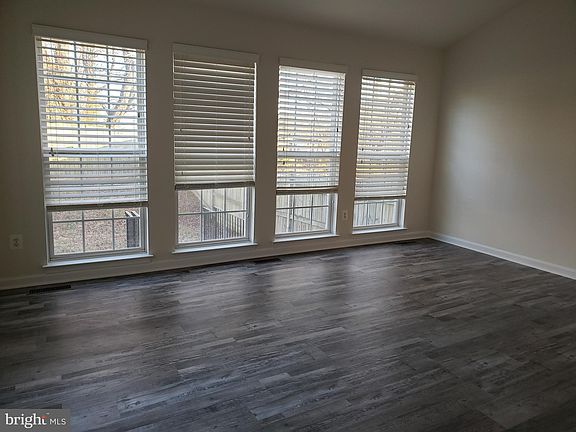 5th image of 1024 Riverdale Cir
