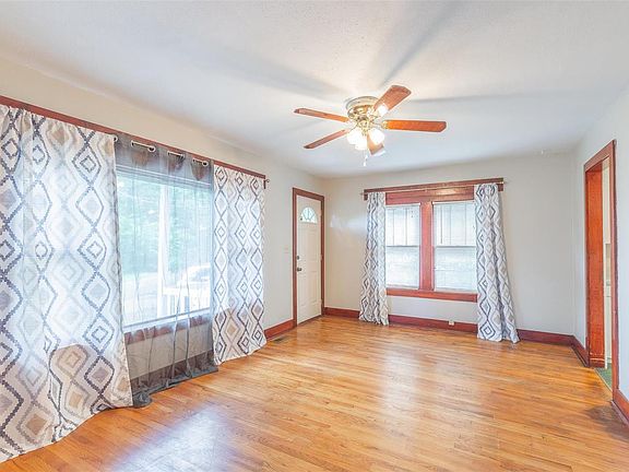 4th image of 1042 Hart St