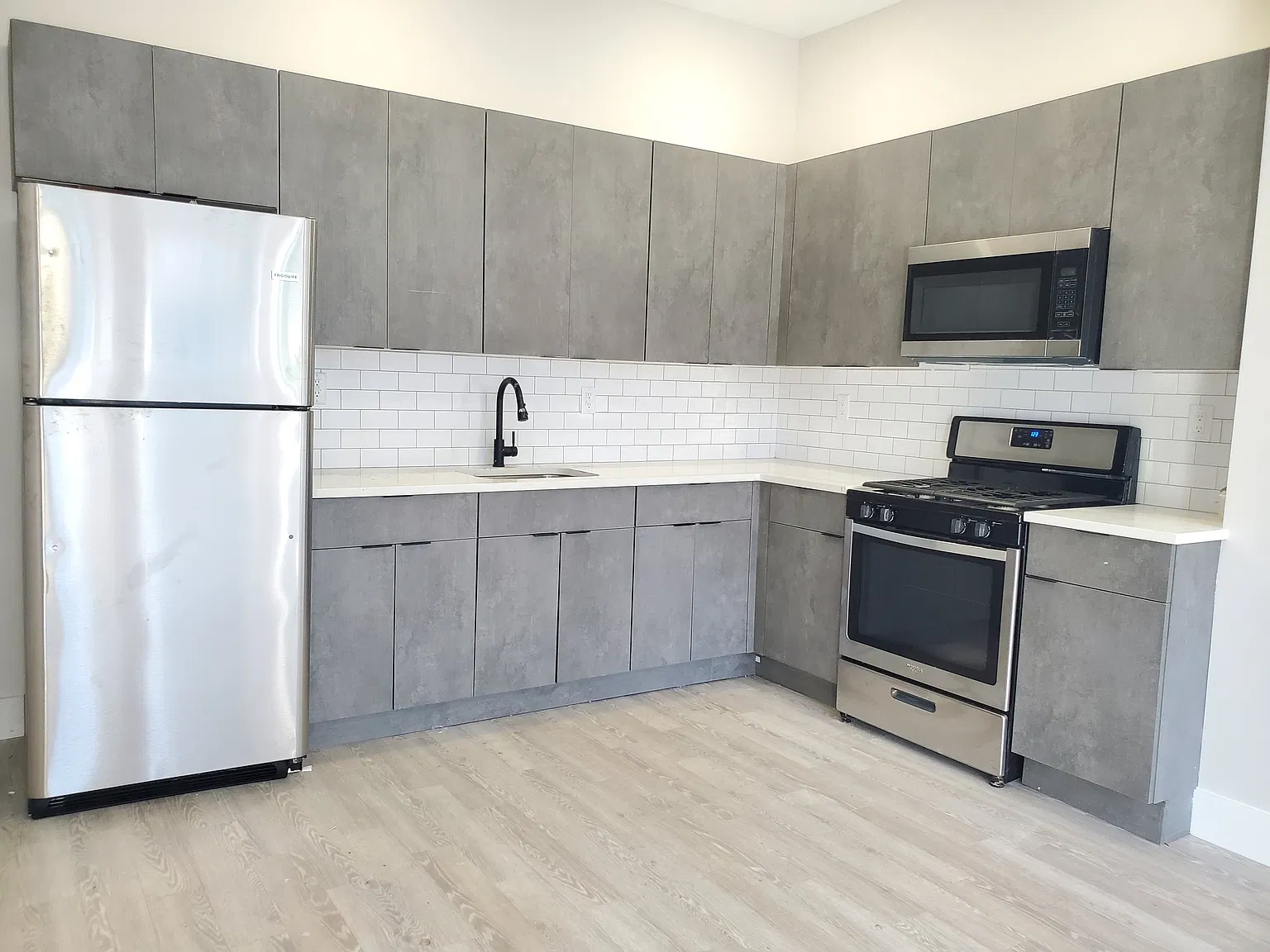 3 bed, 1000 sqft, $2,500 — Photo 1
